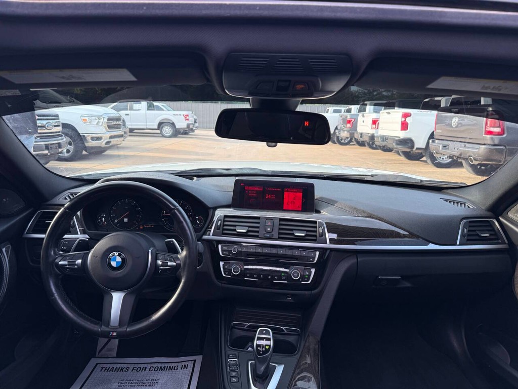 BMW 3 Series Vehicle Full-screen Gallery Image 16