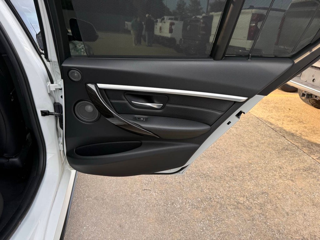 BMW 3 Series Vehicle Full-screen Gallery Image 17