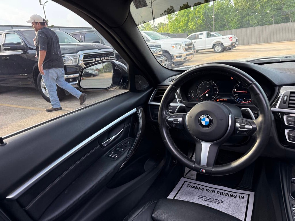 BMW 3 Series Vehicle Full-screen Gallery Image 18