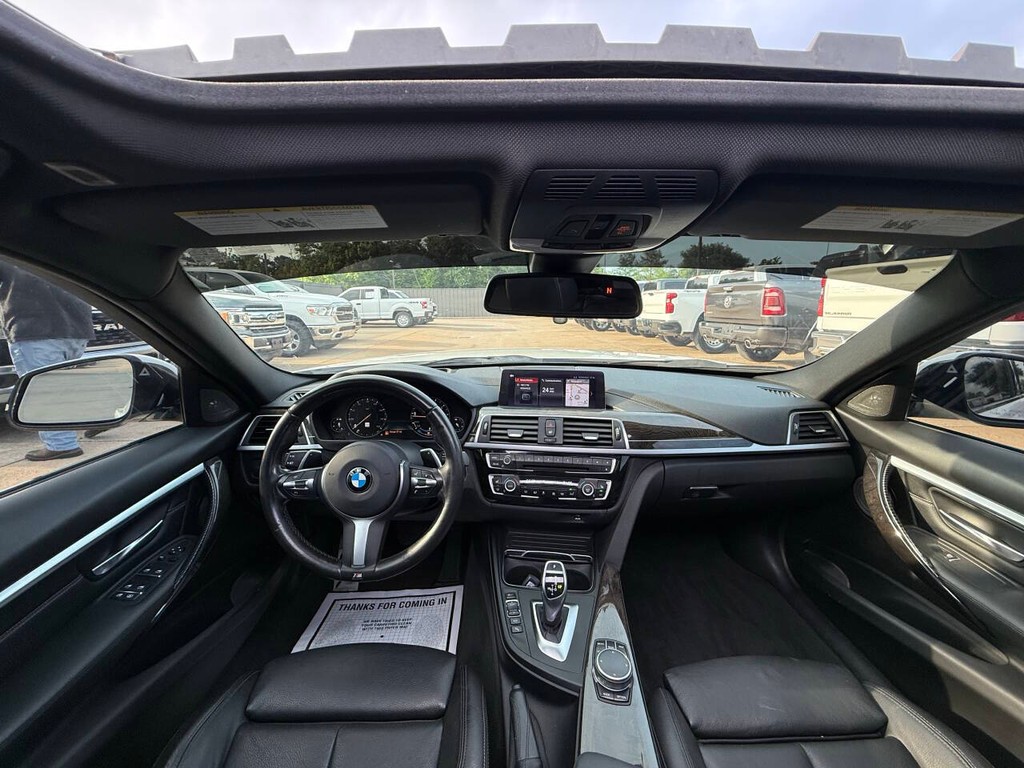 BMW 3 Series Vehicle Full-screen Gallery Image 19