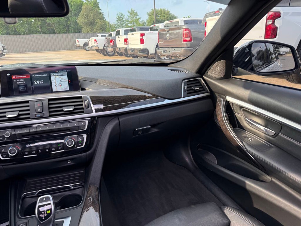 BMW 3 Series Vehicle Full-screen Gallery Image 20