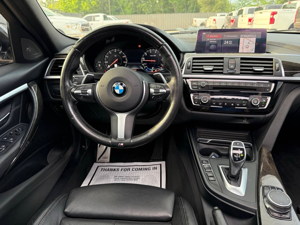 BMW 3 Series Vehicle Full-screen Gallery Image 21