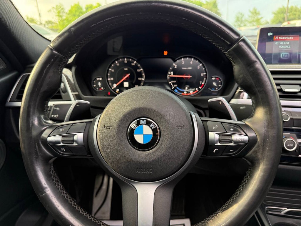 BMW 3 Series Vehicle Full-screen Gallery Image 23