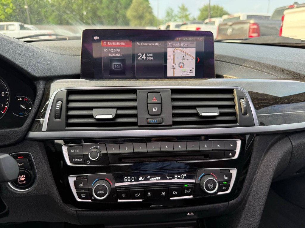 BMW 3 Series Vehicle Full-screen Gallery Image 24