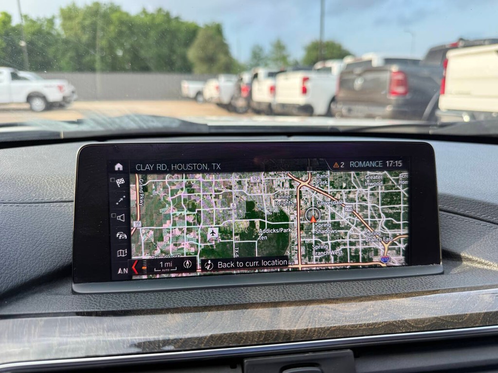 BMW 3 Series Vehicle Full-screen Gallery Image 25