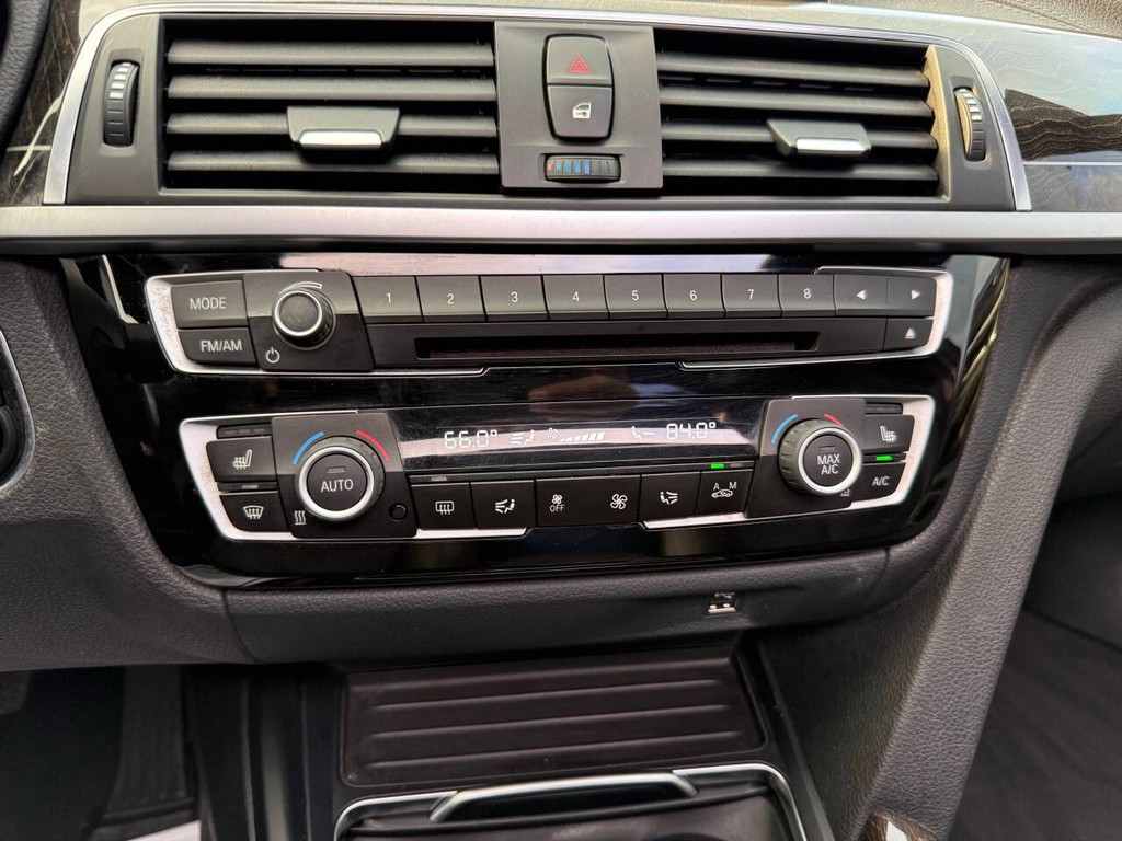 BMW 3 Series Vehicle Full-screen Gallery Image 26