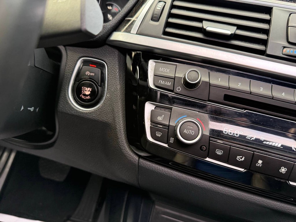 BMW 3 Series Vehicle Full-screen Gallery Image 27