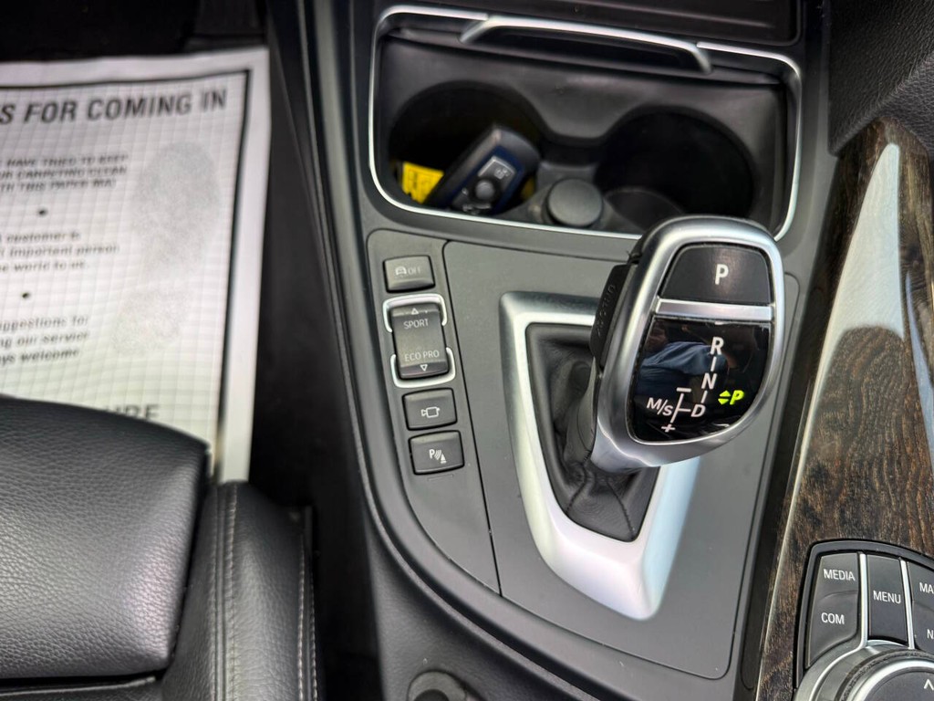 BMW 3 Series Vehicle Full-screen Gallery Image 28