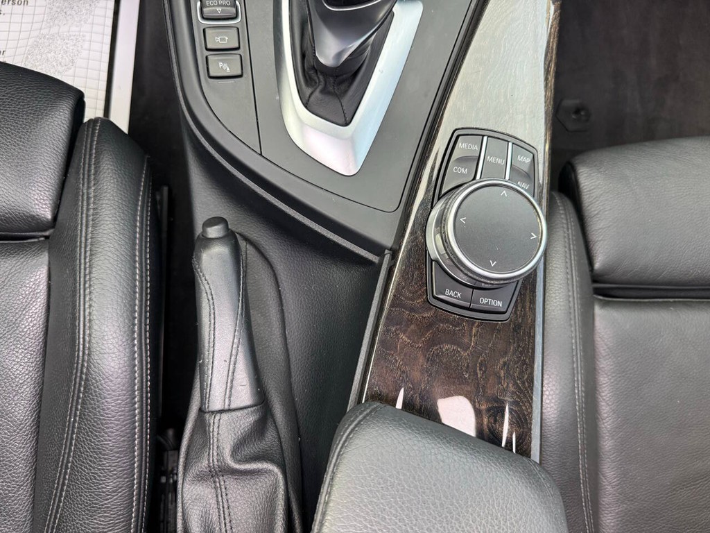 BMW 3 Series Vehicle Full-screen Gallery Image 29