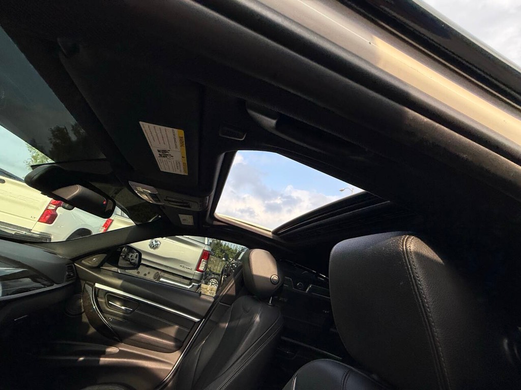 BMW 3 Series Vehicle Full-screen Gallery Image 30