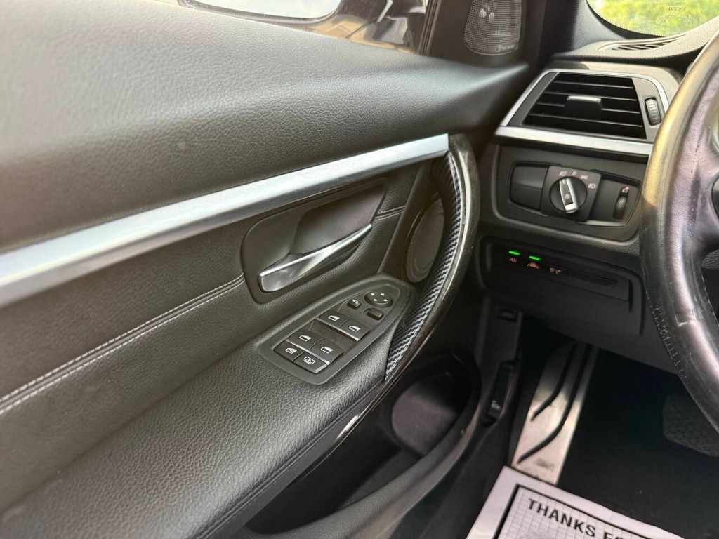 BMW 3 Series Vehicle Full-screen Gallery Image 31