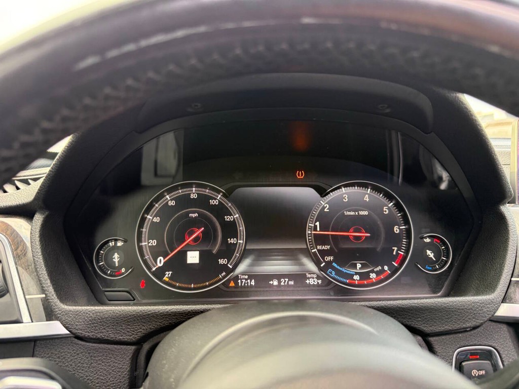 BMW 3 Series Vehicle Full-screen Gallery Image 32