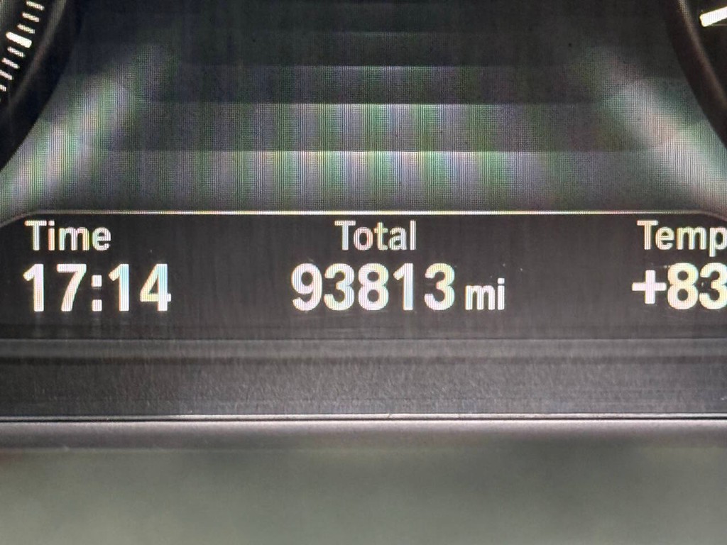 BMW 3 Series Vehicle Full-screen Gallery Image 33