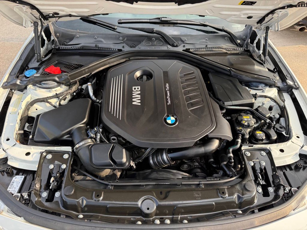 BMW 3 Series Vehicle Full-screen Gallery Image 35