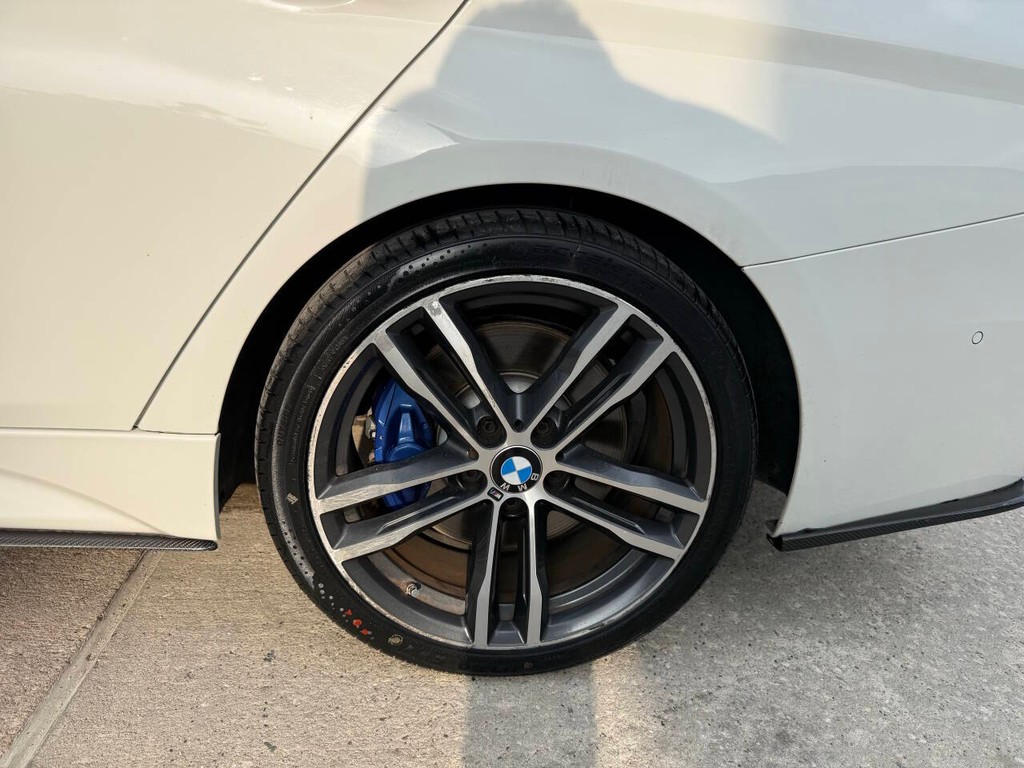 BMW 3 Series Vehicle Full-screen Gallery Image 36