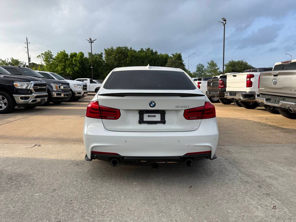 BMW 3 Series Vehicle Full-screen Gallery Image 37