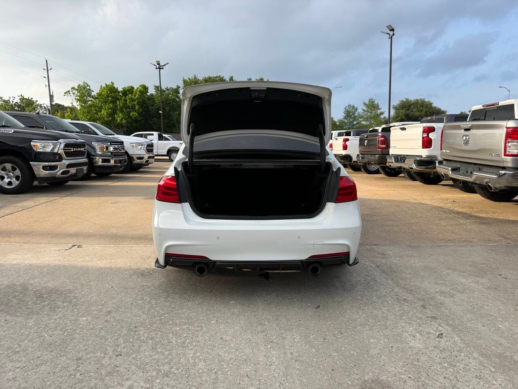 BMW 3 Series Vehicle Full-screen Gallery Image 38