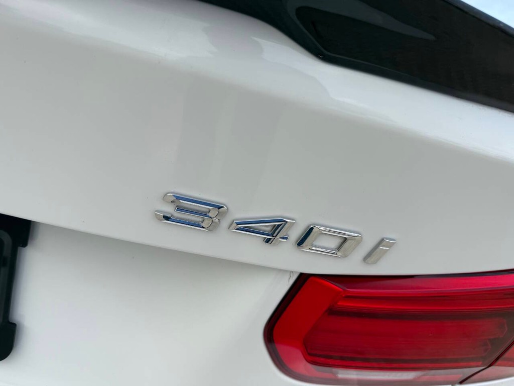 BMW 3 Series Vehicle Full-screen Gallery Image 39