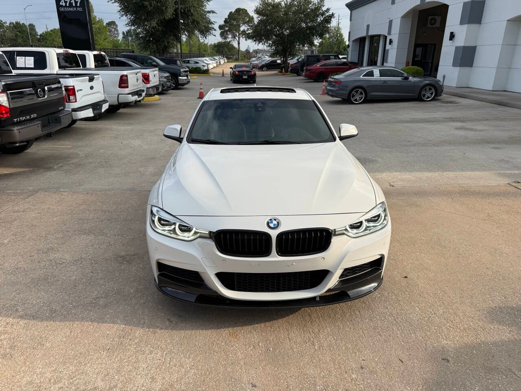 BMW 3 Series Vehicle Full-screen Gallery Image 40