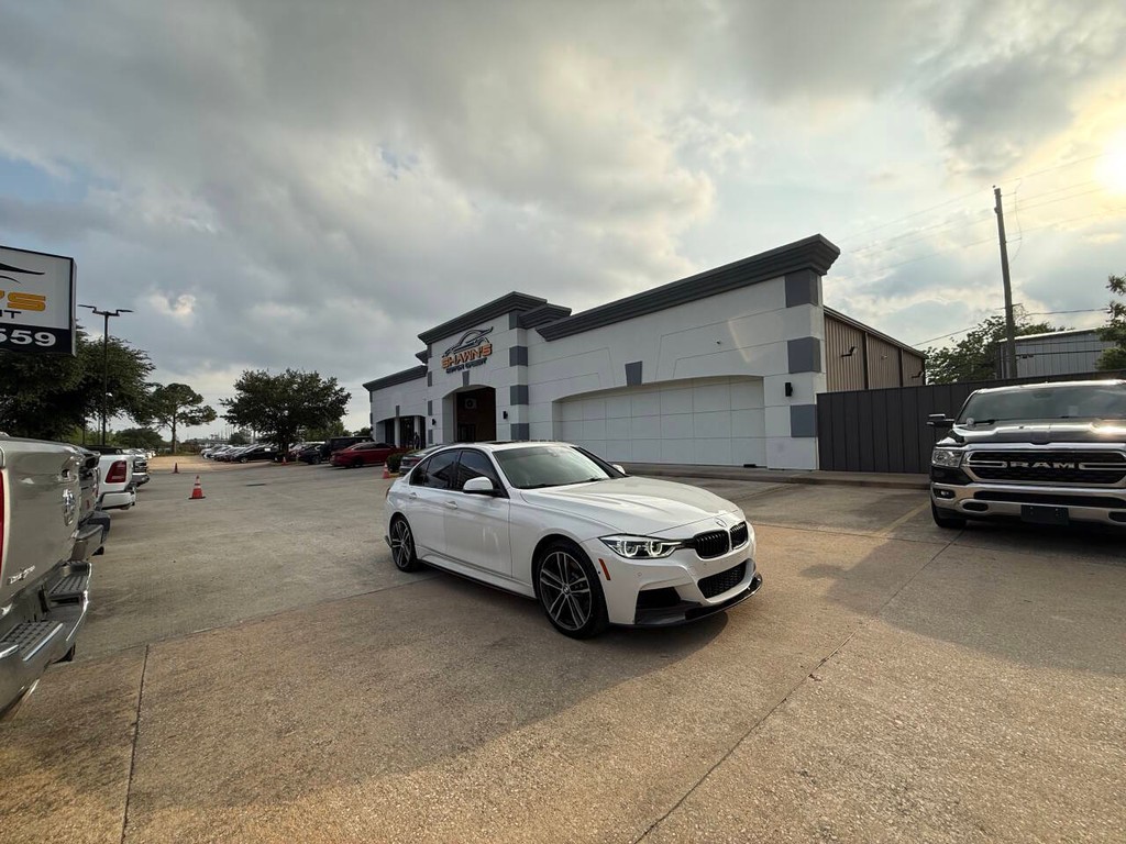 BMW 3 Series Vehicle Full-screen Gallery Image 44