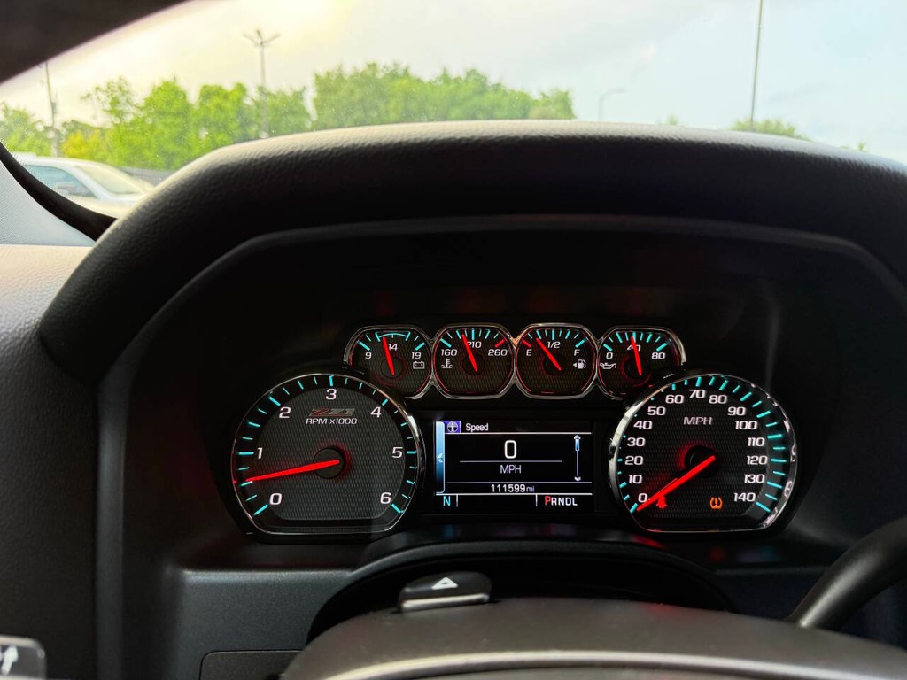 Chevrolet Silverado 1500 Vehicle Full-screen Gallery Image 32