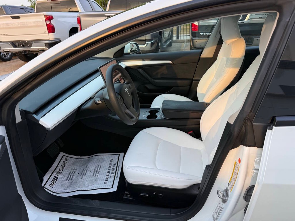 Tesla Model 3 Vehicle Full-screen Gallery Image 07