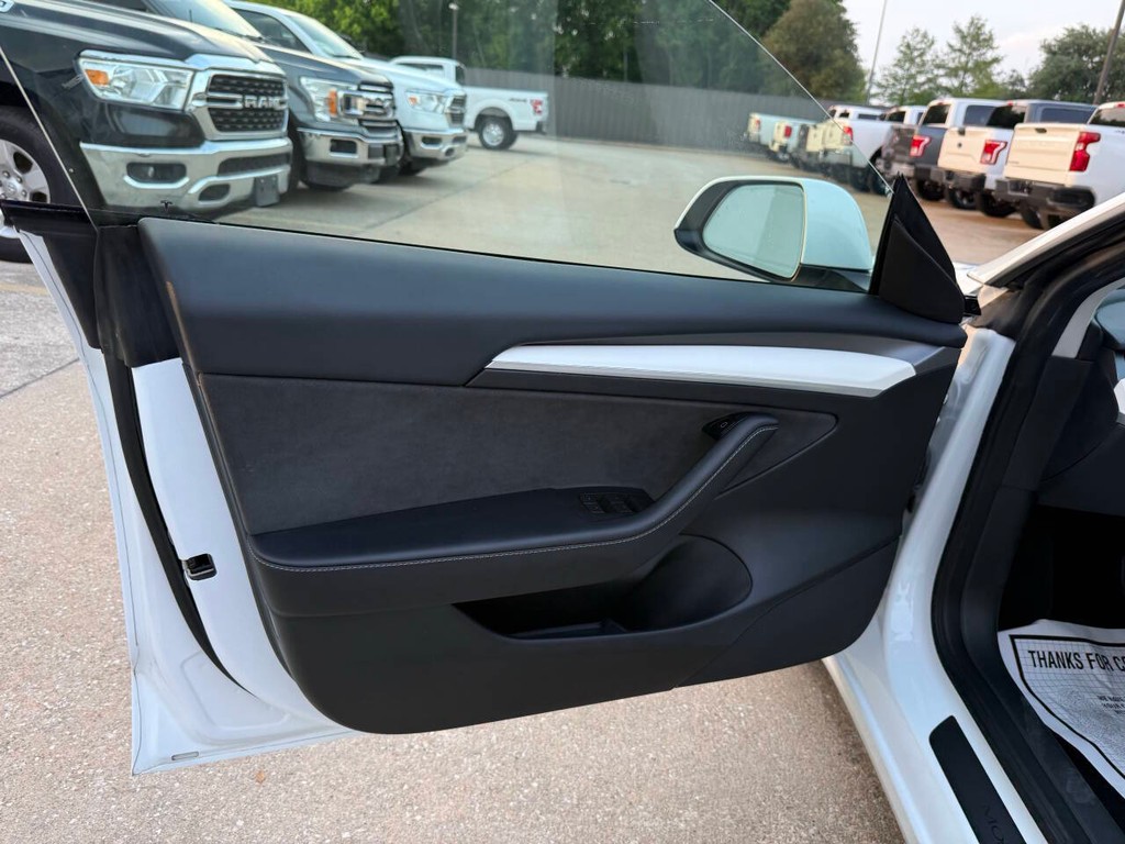 Tesla Model 3 Vehicle Full-screen Gallery Image 08