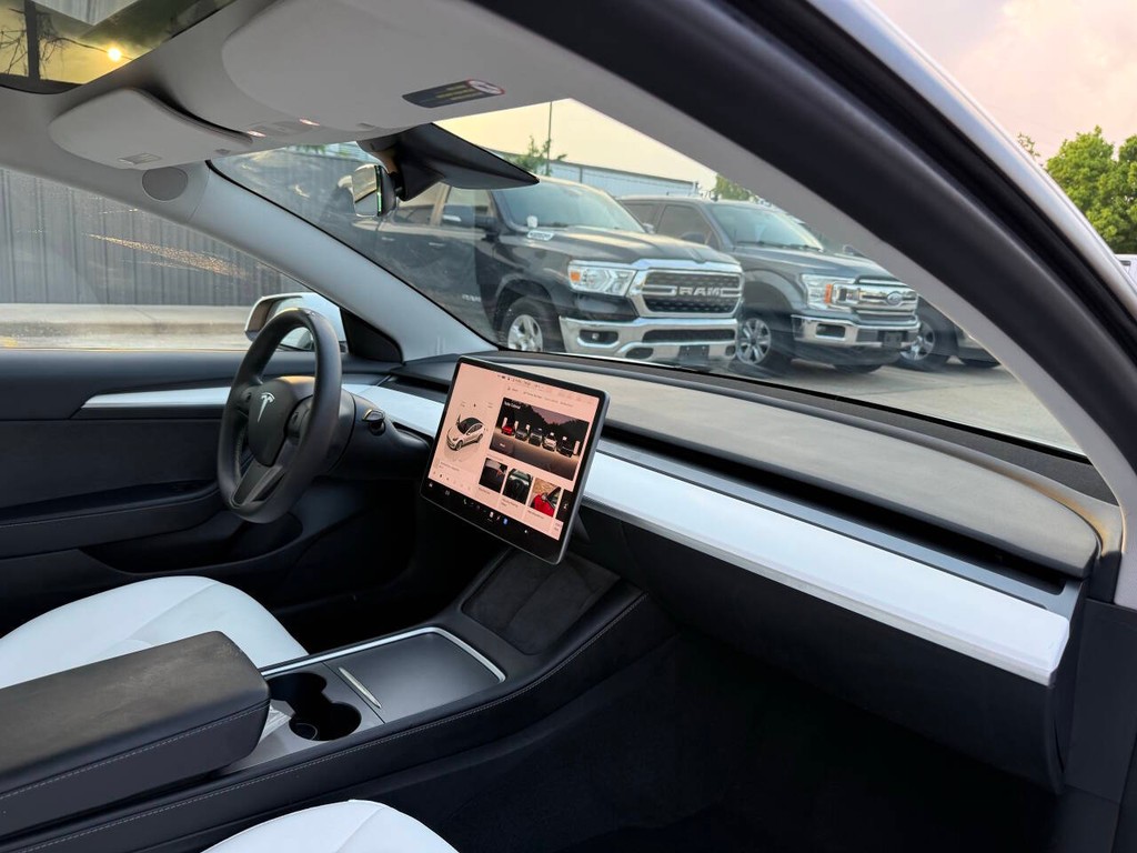 Tesla Model 3 Vehicle Full-screen Gallery Image 09