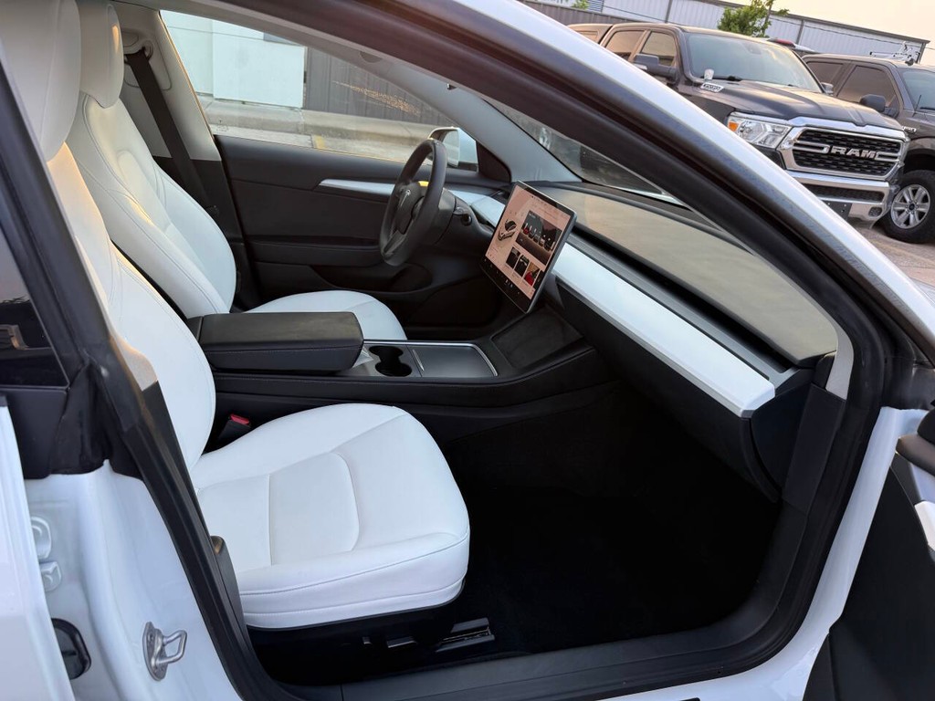 Tesla Model 3 Vehicle Full-screen Gallery Image 10