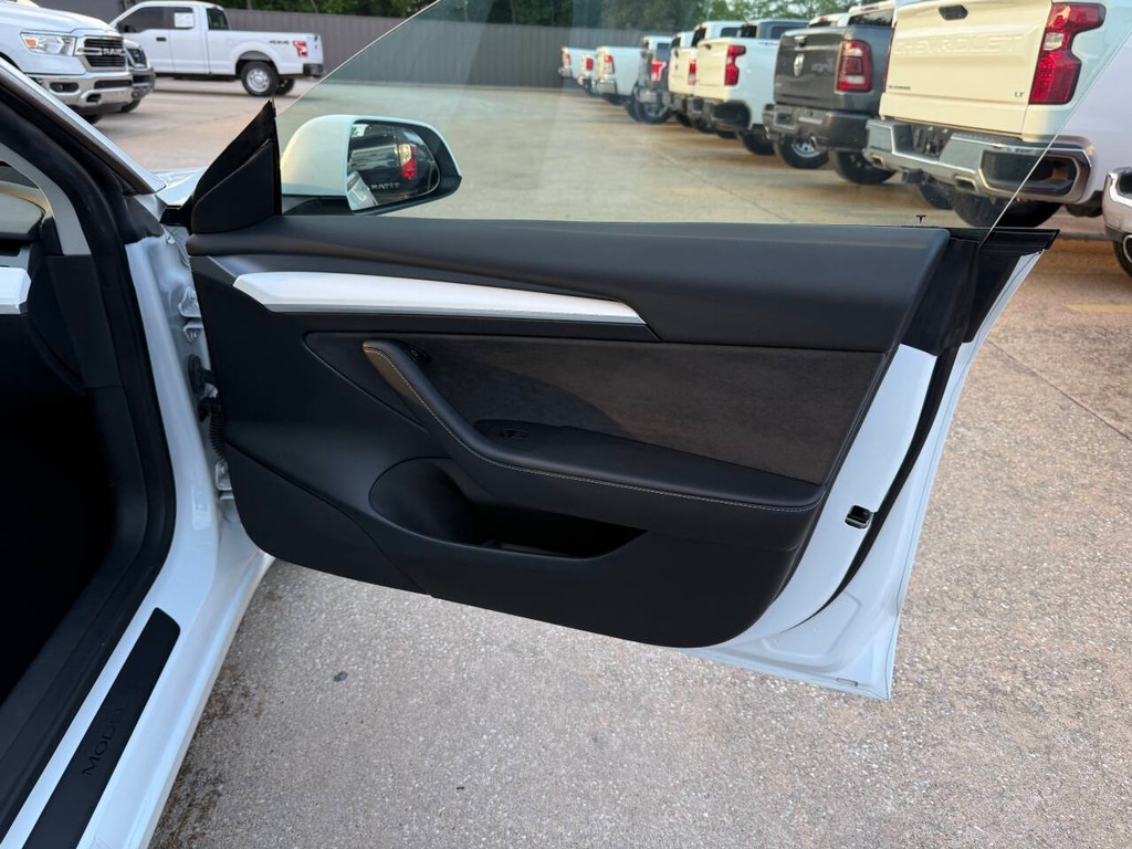 Tesla Model 3 Vehicle Full-screen Gallery Image 11