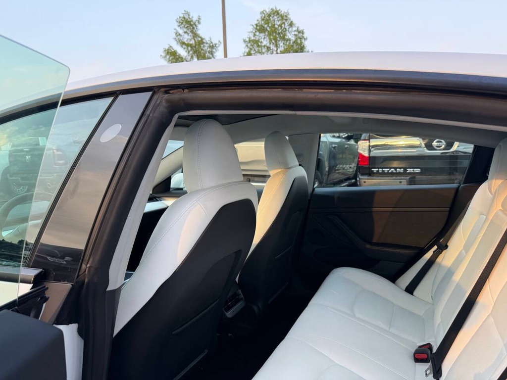 Tesla Model 3 Vehicle Full-screen Gallery Image 12