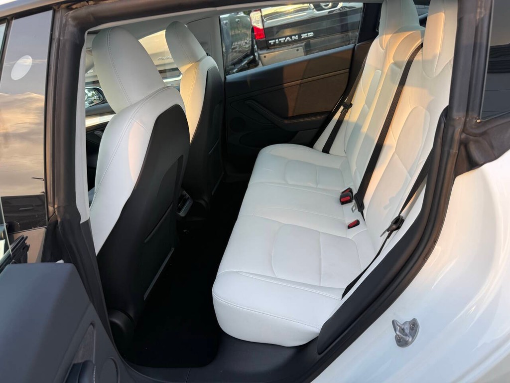 Tesla Model 3 Vehicle Full-screen Gallery Image 13