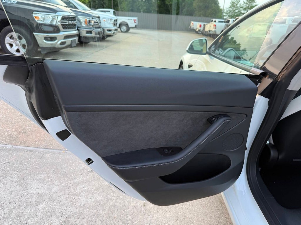 Tesla Model 3 Vehicle Full-screen Gallery Image 14