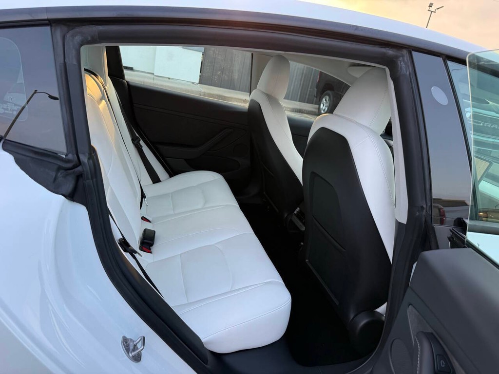 Tesla Model 3 Vehicle Full-screen Gallery Image 15
