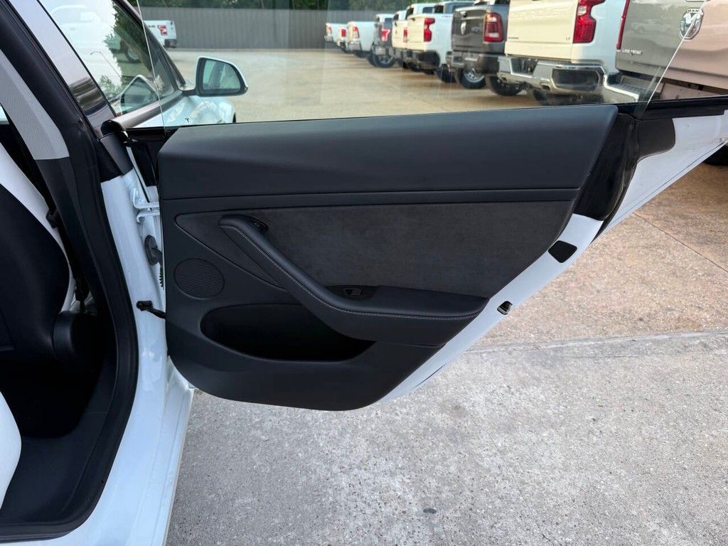 Tesla Model 3 Vehicle Full-screen Gallery Image 16