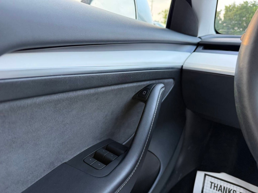 Tesla Model 3 Vehicle Full-screen Gallery Image 31