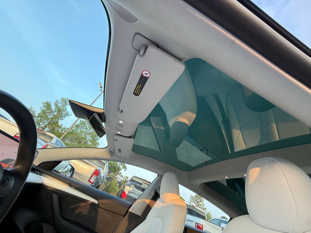 Tesla Model 3 Vehicle Full-screen Gallery Image 32
