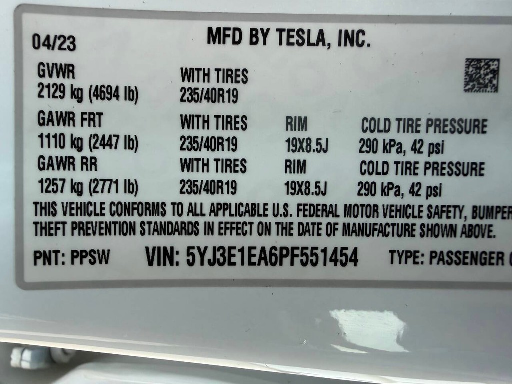 Tesla Model 3 Vehicle Full-screen Gallery Image 36
