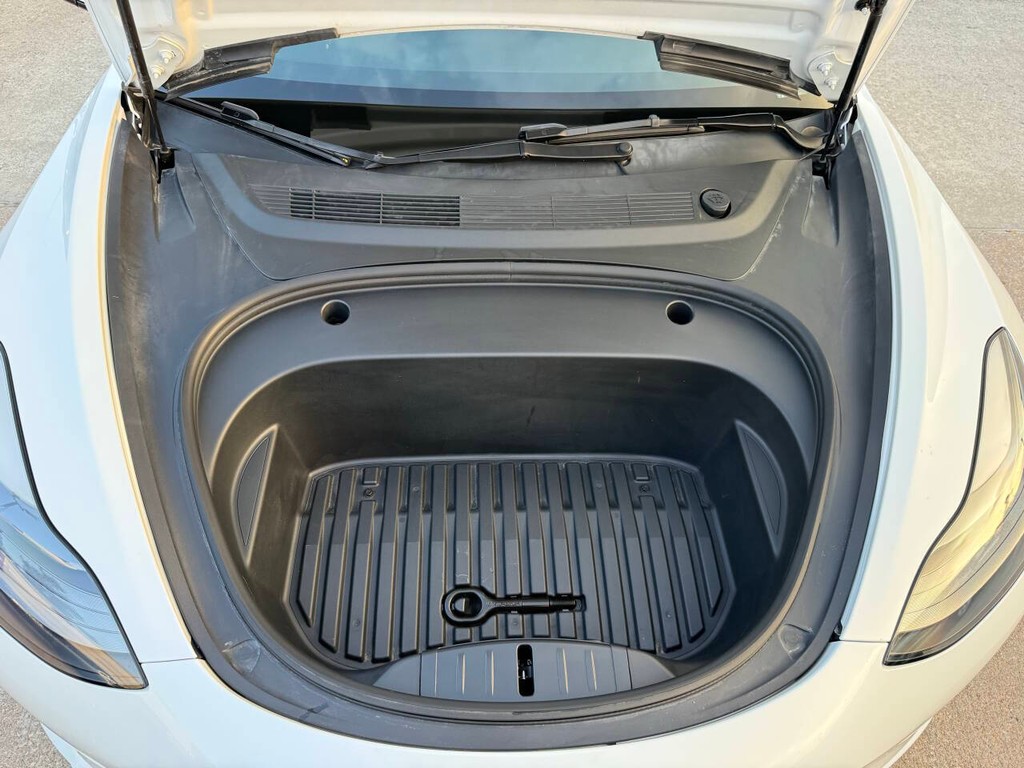 Tesla Model 3 Vehicle Full-screen Gallery Image 37