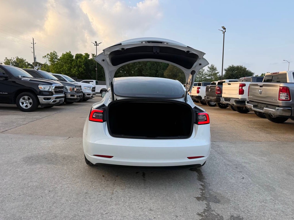 Tesla Model 3 Vehicle Full-screen Gallery Image 39