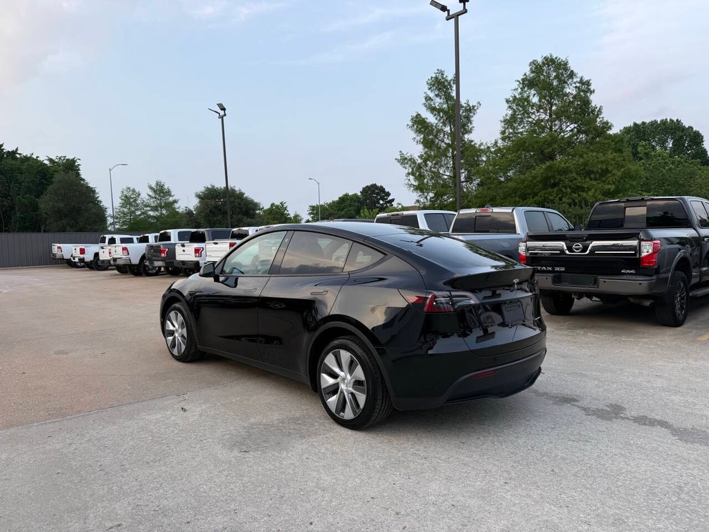 Tesla Model Y Vehicle Full-screen Gallery Image 04