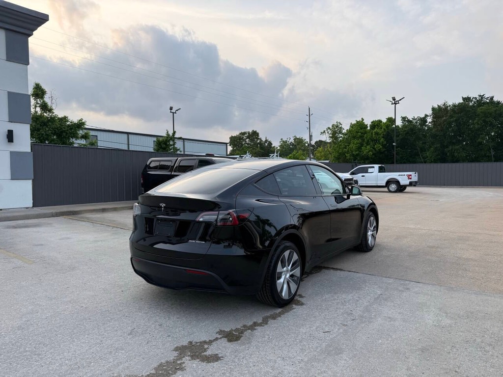 Tesla Model Y Vehicle Full-screen Gallery Image 05