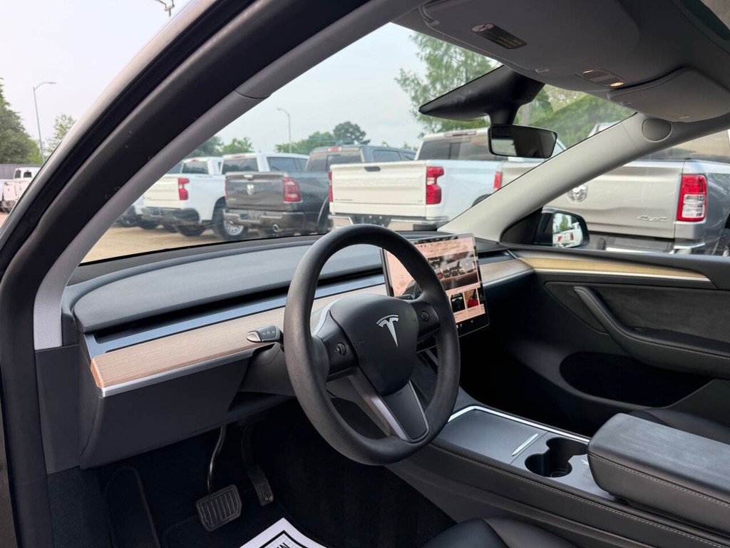Tesla Model Y Vehicle Full-screen Gallery Image 06