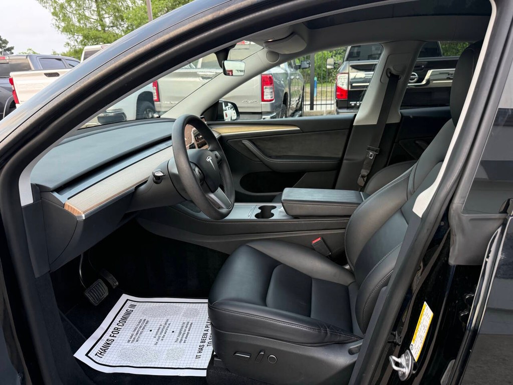 Tesla Model Y Vehicle Full-screen Gallery Image 07