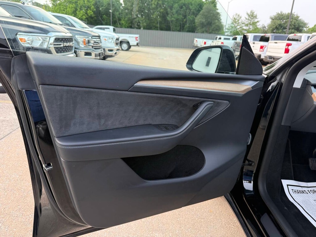 Tesla Model Y Vehicle Full-screen Gallery Image 08