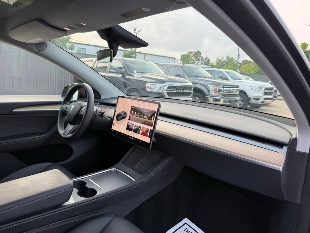 Tesla Model Y Vehicle Full-screen Gallery Image 09