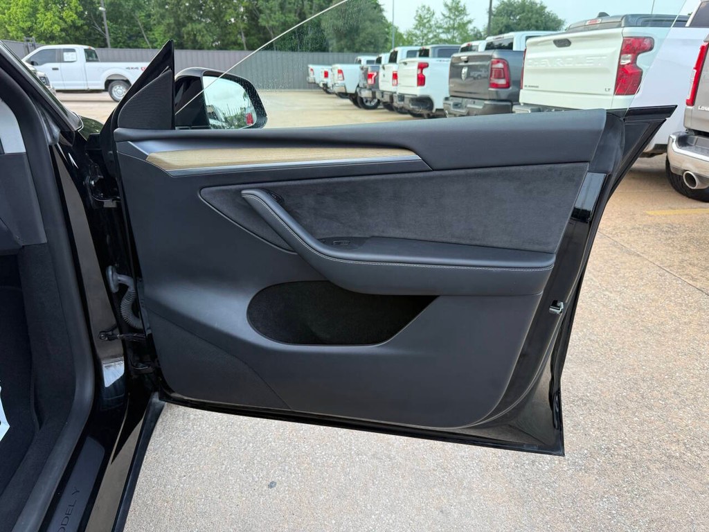 Tesla Model Y Vehicle Full-screen Gallery Image 11