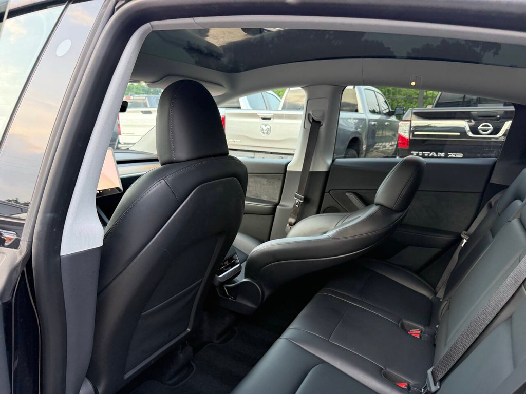 Tesla Model Y Vehicle Full-screen Gallery Image 12