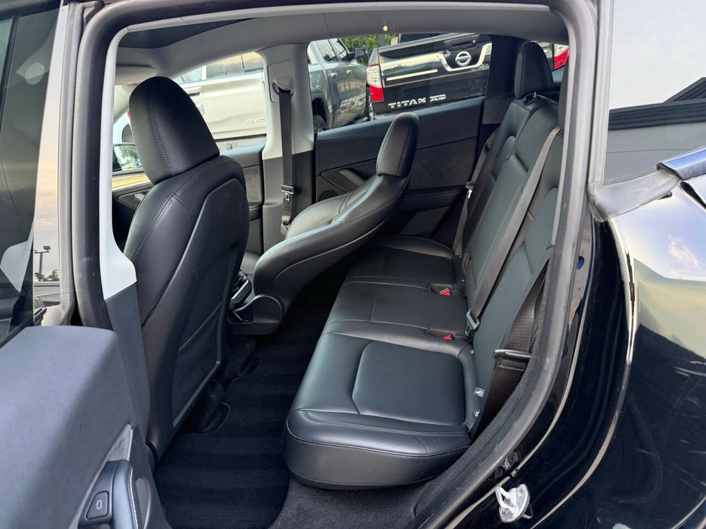 Tesla Model Y Vehicle Full-screen Gallery Image 13