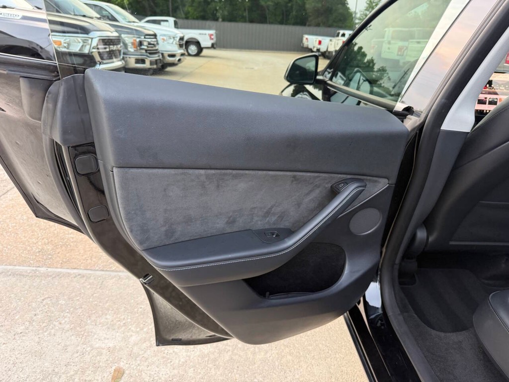 Tesla Model Y Vehicle Full-screen Gallery Image 14